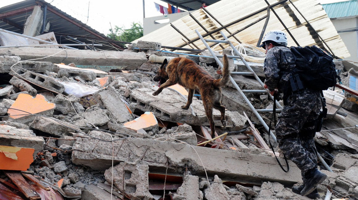Un día después del terremoto del 16 de abril de 2016, rescatistas en Manta, provincia de Manabí, buscan entre los escombros a supervivientes.