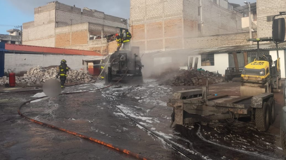 Bomberos controlan un incendio en el sector de La Mena 2, en el sur de Quito, el 13 de enero de 2024.