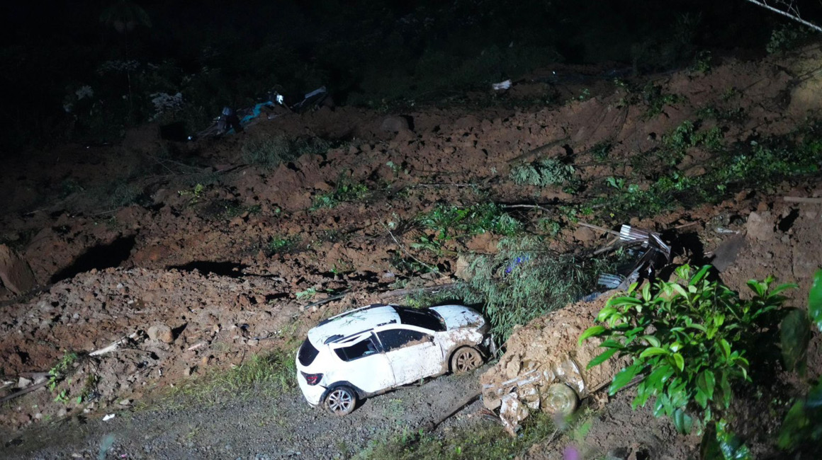 Un auto atrapado en medio de un derrumbe en el Departamento del Chocó, Colombia, el 12 de enero de 2024.