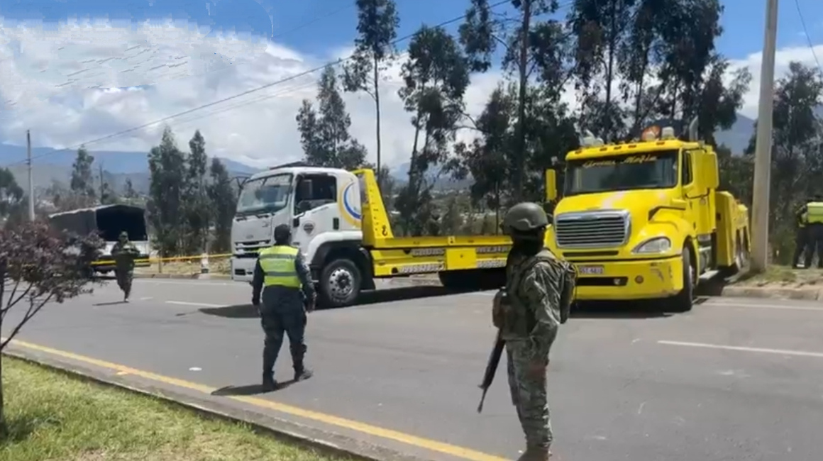 Militares y policías realizan tareas de rescate de las víctimas del accidente de tránsito en Ambato, el 13 de enero de 2024.