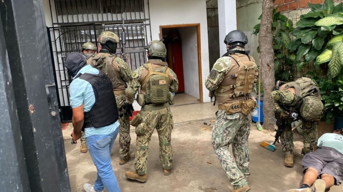 Militares y policías allanaron la casa de alias 'Fito, en Manta, Manabí, el 13 de enero de 2024.