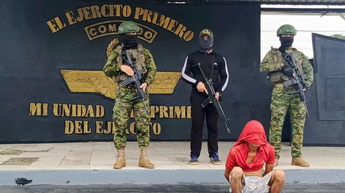 Militares detienen a un presunto terrorista en Los Ríos, el 13 de enero de 2024.