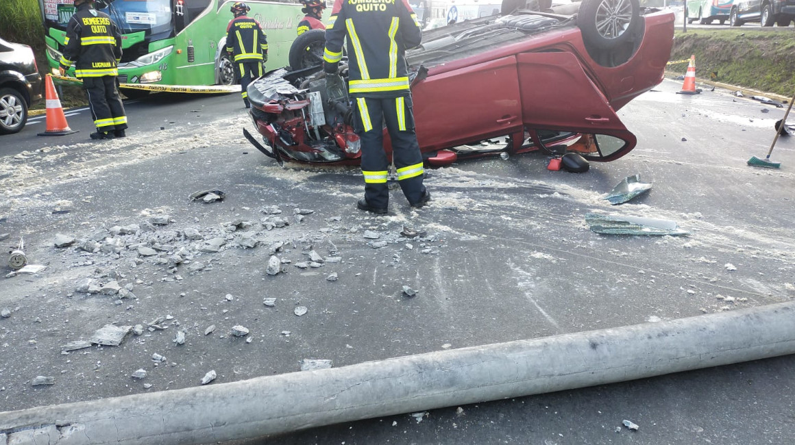 Imagen del vehículo que sufrió un accidente de tránsito en la Autopista General Rumiñahui, el 14 de enero de 2024.
