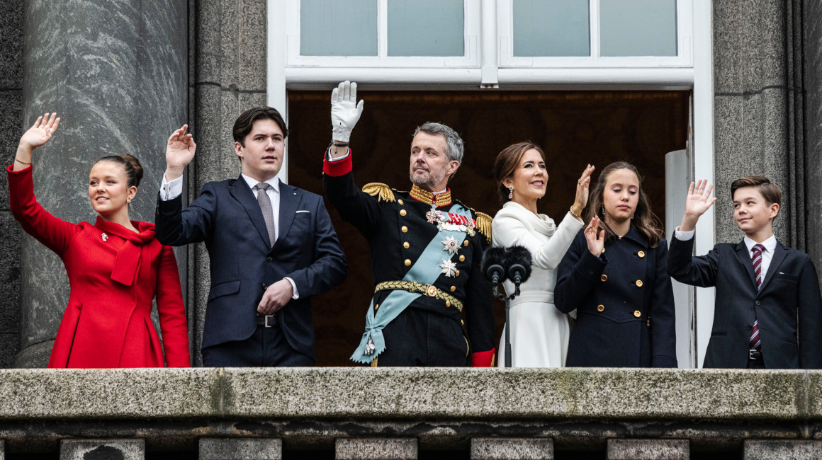 El rey Federico de Dinamarca, junto a su familia, tras asumir el trono, el 14 de enero de 2024.