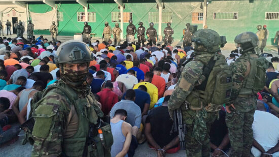 Cárceles y guías liberados en Ecuador por militares