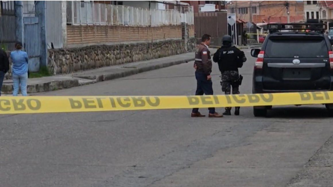 Policías verifican un artefacto explosivo en el norte de Cuenca, el 15 de enero de 2024.