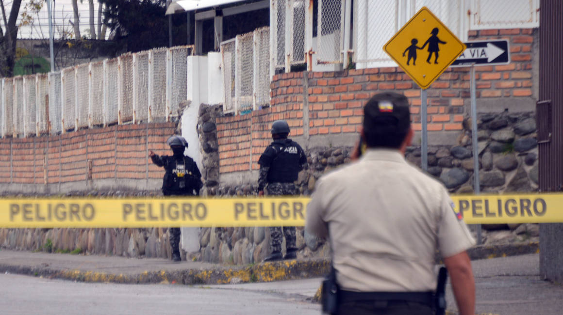 Una amenaza de bomba en los exteriores de una unidad educativa en Cuenca, el 15 de enero de 2024.