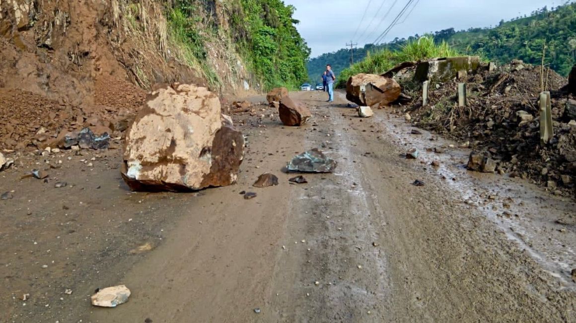 Deslizamiento de rocas en el kilómetro 83 de la vía Alóag-Santo Domingo, el 14 de enero de 2024.