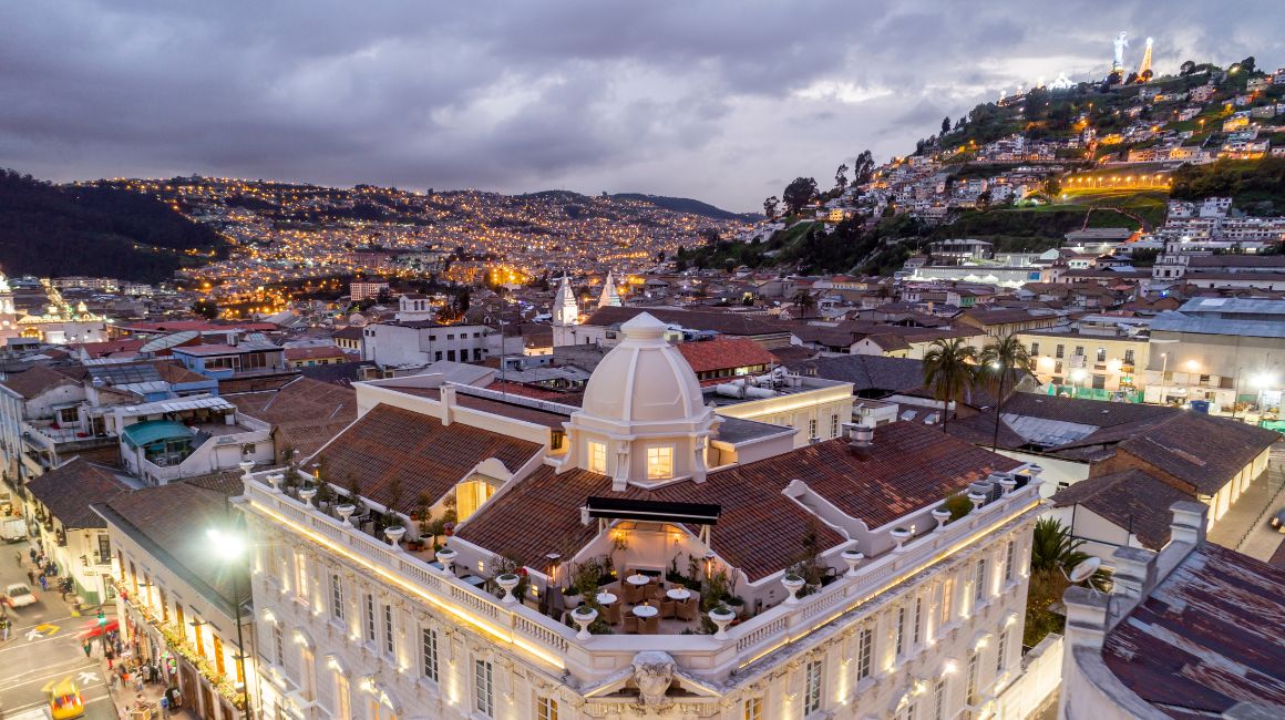 Vista de la Terraza del Hotel Boutique Casa Gangotena, en el Centro Histórico de Quito.