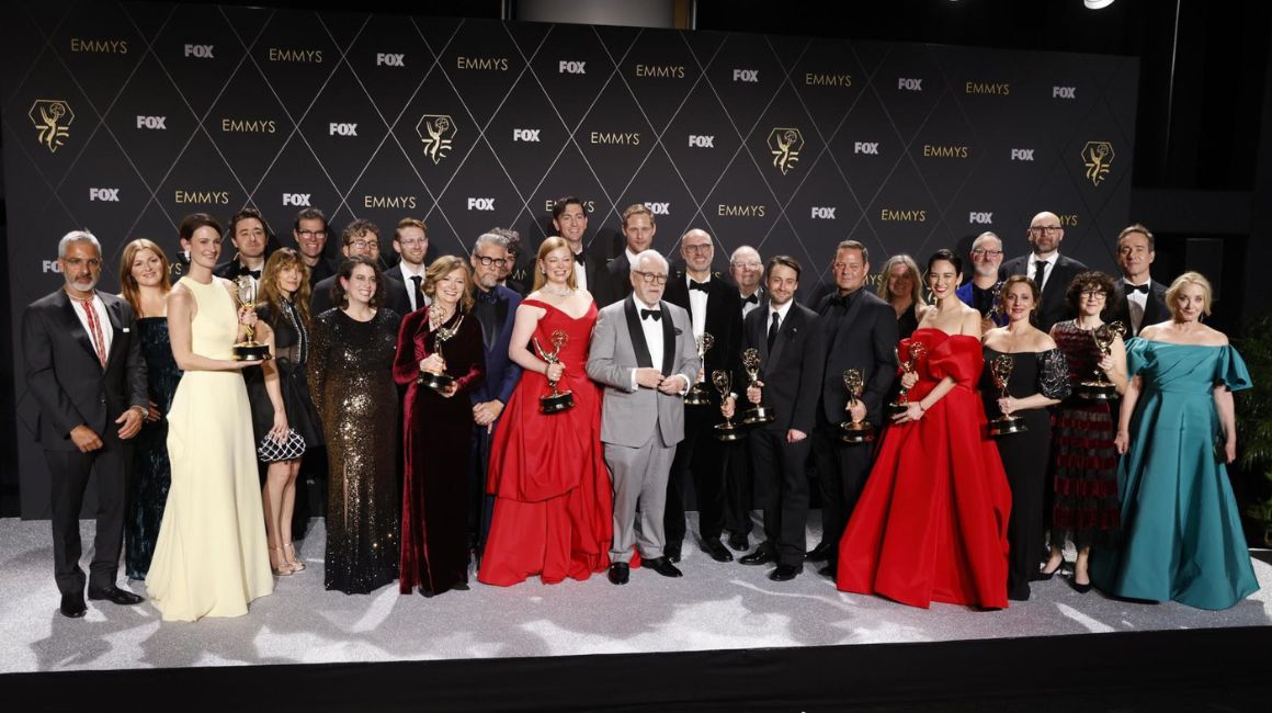 El elenco y el equipo de 'Succession', ganadora de la Mejor Serie Dramática, posan en la sala de prensa durante la 75 ceremonia anual de los premios Emmy, el 15 de enero de 2024.