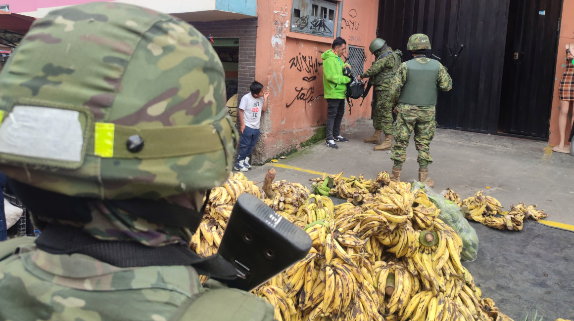 Un equipo militar recorrió los barrios del Sur y el Centro de Quito, la tarde del 15 de enero de 2024.