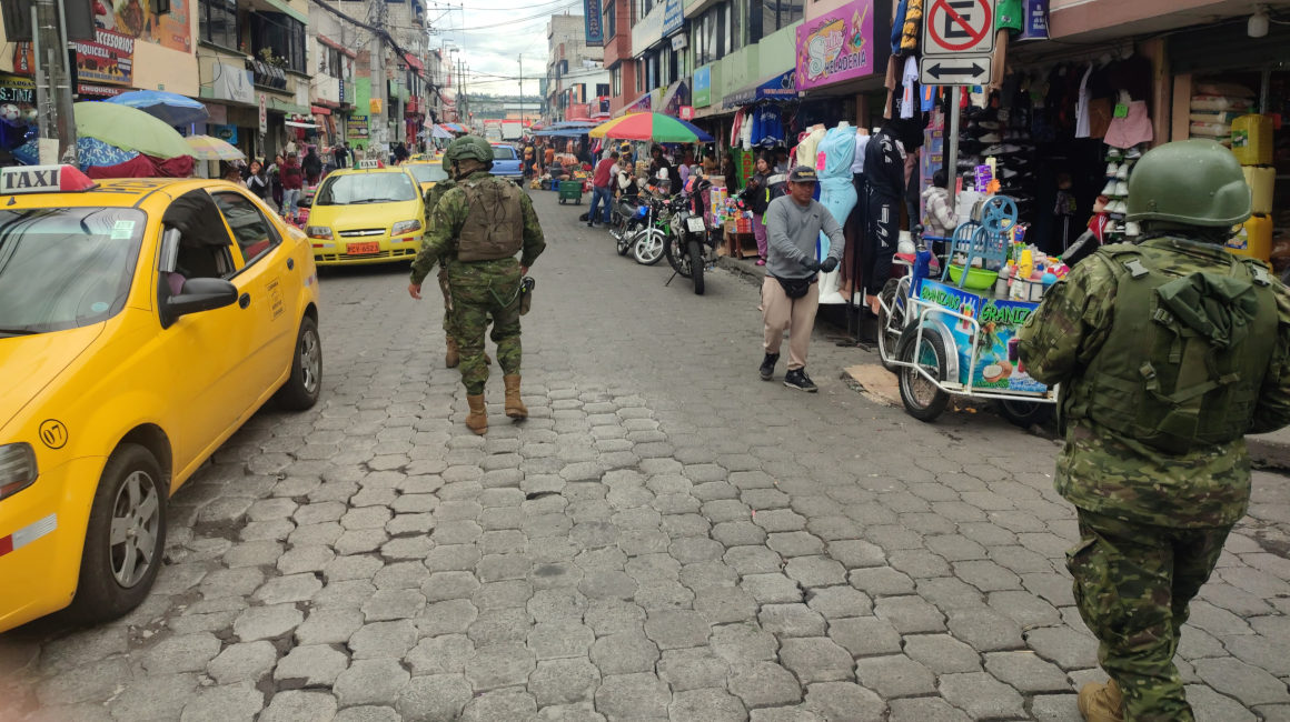 Un equipo militar recorrió los barrios del Sur y el Centro de Quito, la tarde del 15 de enero de 2024.