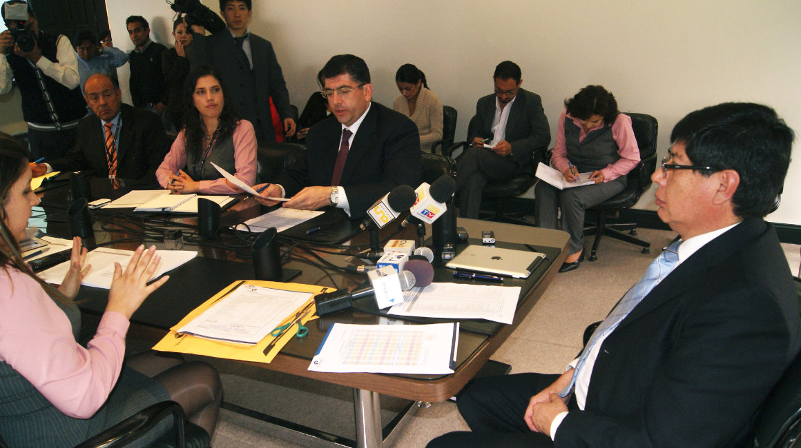 Nilsen Arias (centro), entonces gerente de Comercio Internacional de Petroecuador, durante una apertura de ofertas en 2012.
