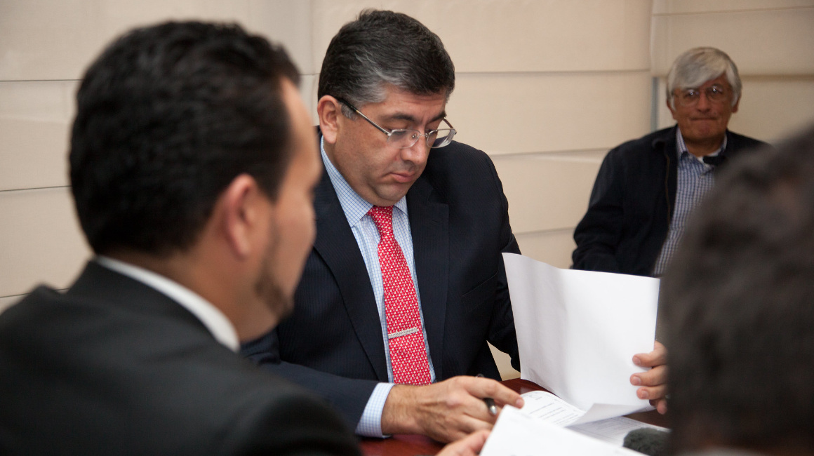 Nilsen Arias, entonces gerente de Comercio Internacional de Petroecuador, durante una apertura de ofertas en 2015.