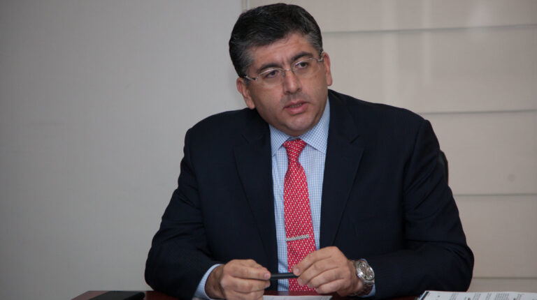 Nilsen Arias, entonces gerente de Comercio Internacional de Petroecuador, durante una apertura de ofertas en 2015.