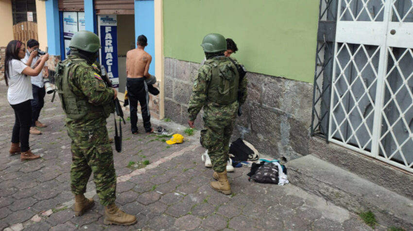 El Covid-19 se lleva la vida de un militar lojano que estaba en primera  línea en Quito - HORA32