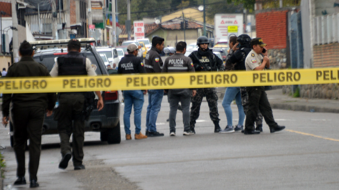 Alerta de un presunto artefacto explosivo en el interior de un centro educativo infantil, cerca del Comando de Policía de Azuay, en Cuenca, el 15 de mayo de 2024.