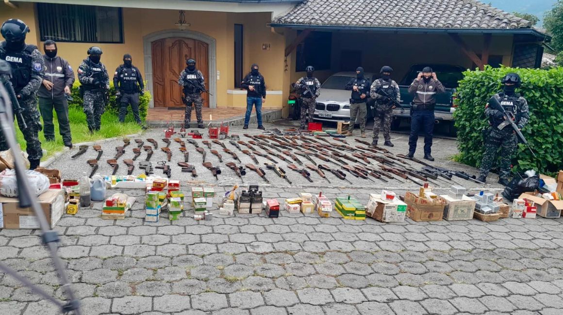 Decenas de armas fueron encontradas en una vivienda de Cumbayá, en Quito, el 17 de enero de 2024.