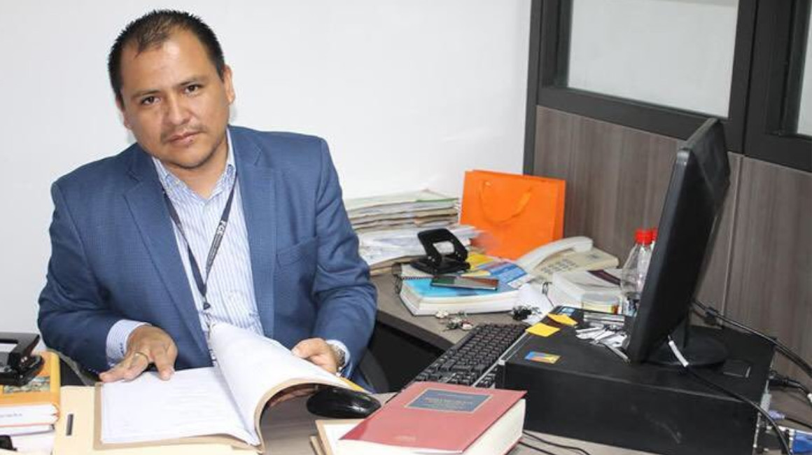 El fiscal César Suárez en su despacho en Guayaquil en 2022, antes de su asesinato ocurrido el 17 de enero de 2024.