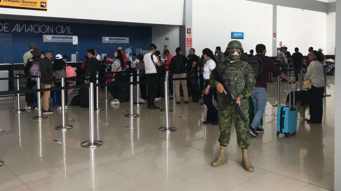 Un militar en un aeropuerto de Ecuador, el 11 de enero de 2024.