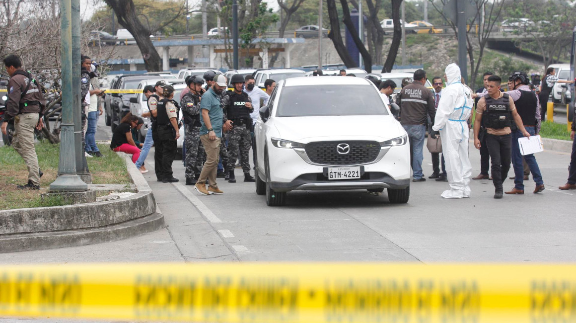 Una cinta policial frente al auto blanco, que conducía el fiscal César Suárez, asesinado en Guayaquil, el 17 de enero de 2024.