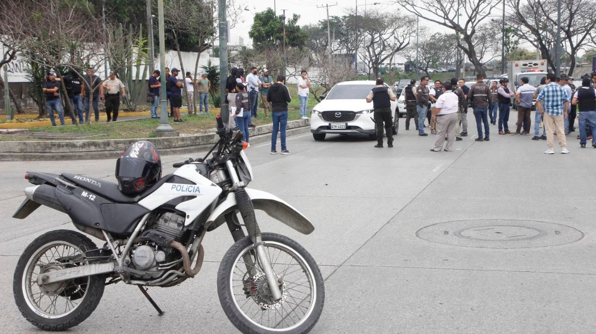 Policías investigan el vehículo con impactos de bala en el que se encontraba el fiscal César Suárez, asesinado en Guayaquil el 17 de enero de 2024.