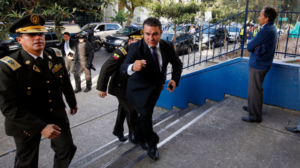 José Serrano, entonces ministro del Interior, llega a la Fiscalía a rendir versión en medio de una denuncia en contra de Mario Pazmiño, el 14 de junio de 2012.