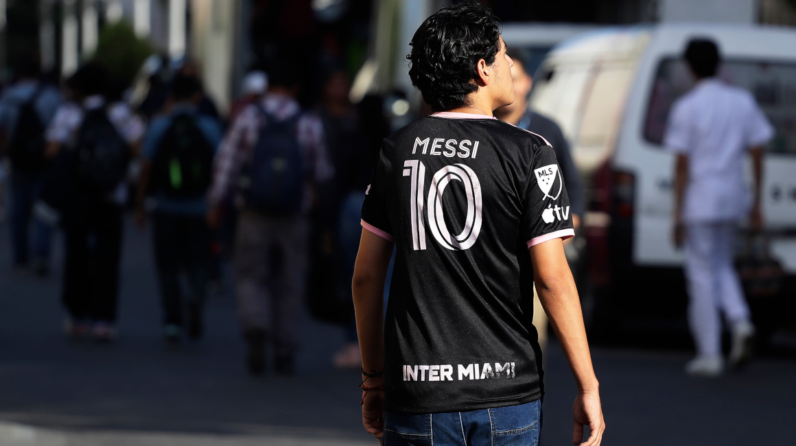 Un hombre camina con una camiseta de Lionel Messi del Inter Miami, 18 de diciembre de 2024.