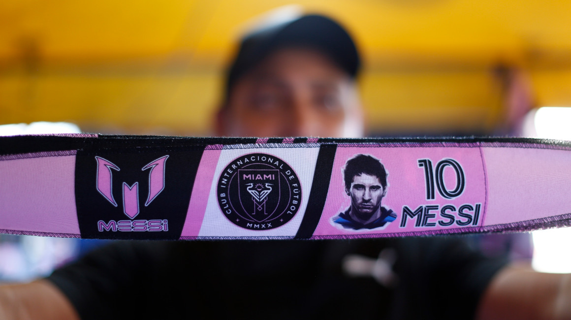 Cintillo de Lionel Messi en El Salvador, 18 de enero de 2024.