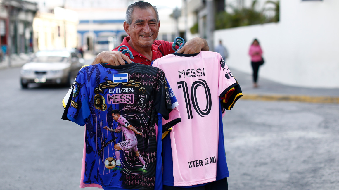 Venta de camisetas de Lionel Messi en El Salvador, 17 de enero de 2024.