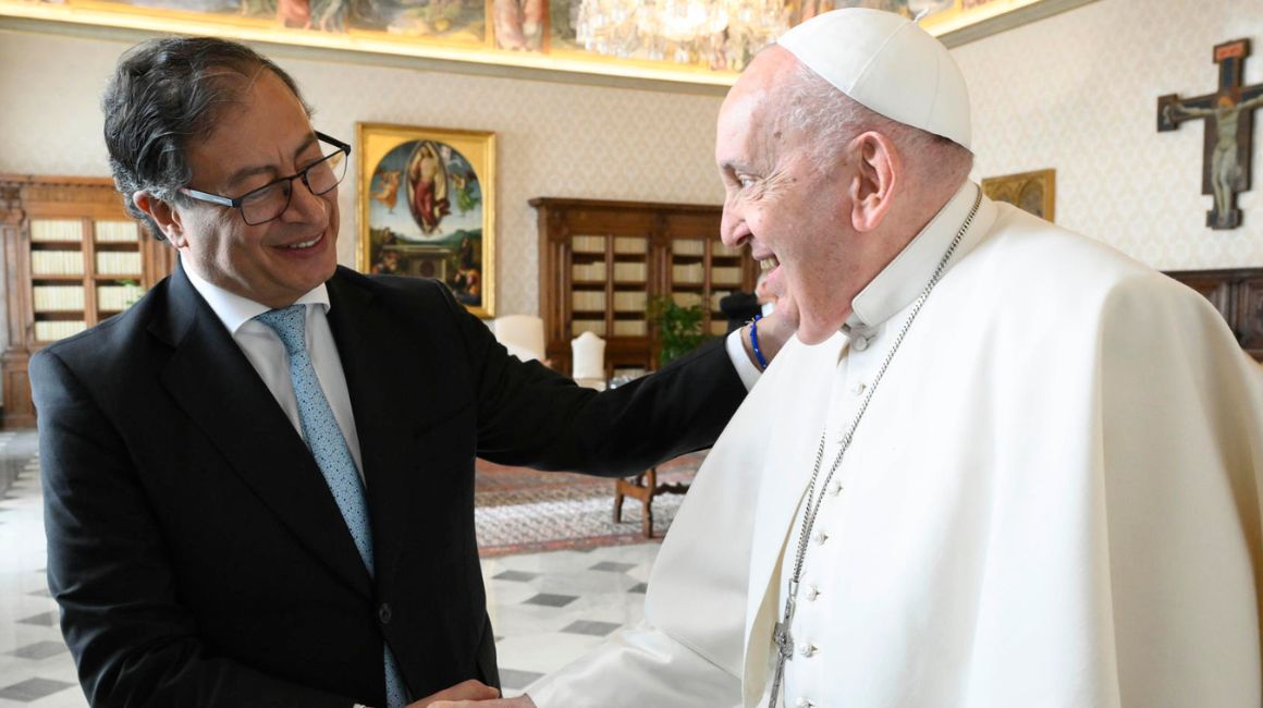 El papa Francisco estrecha la mano al presidente colombiano, Gustavo Petro, durante el encuentro mantenido este viernes 19 de enero de 2024 en el Vaticano.