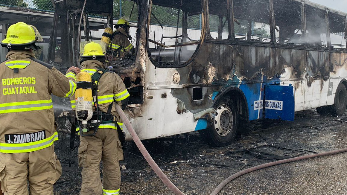 Bomberos controlan incendio de un bus en Guayaquil el 19 de enero de 2024.