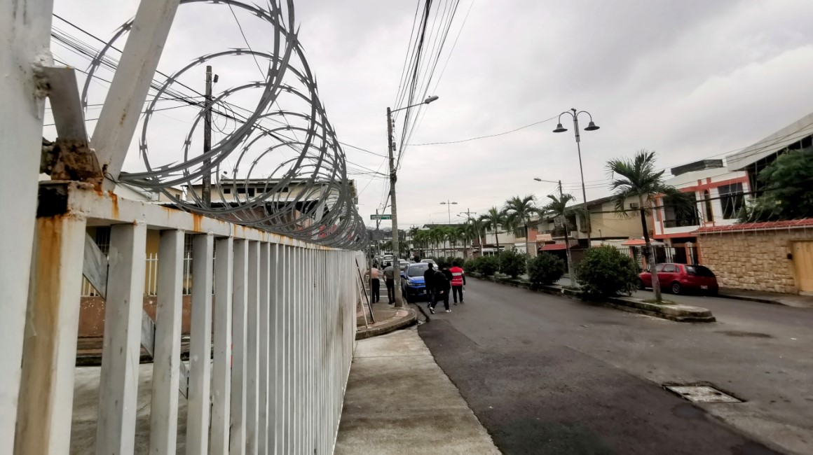 En la Kennedy Nueva, en el centro-norte de Guayaquil, se instalan portones de seguridad en el acceso a las calles debido a la inseguridad.