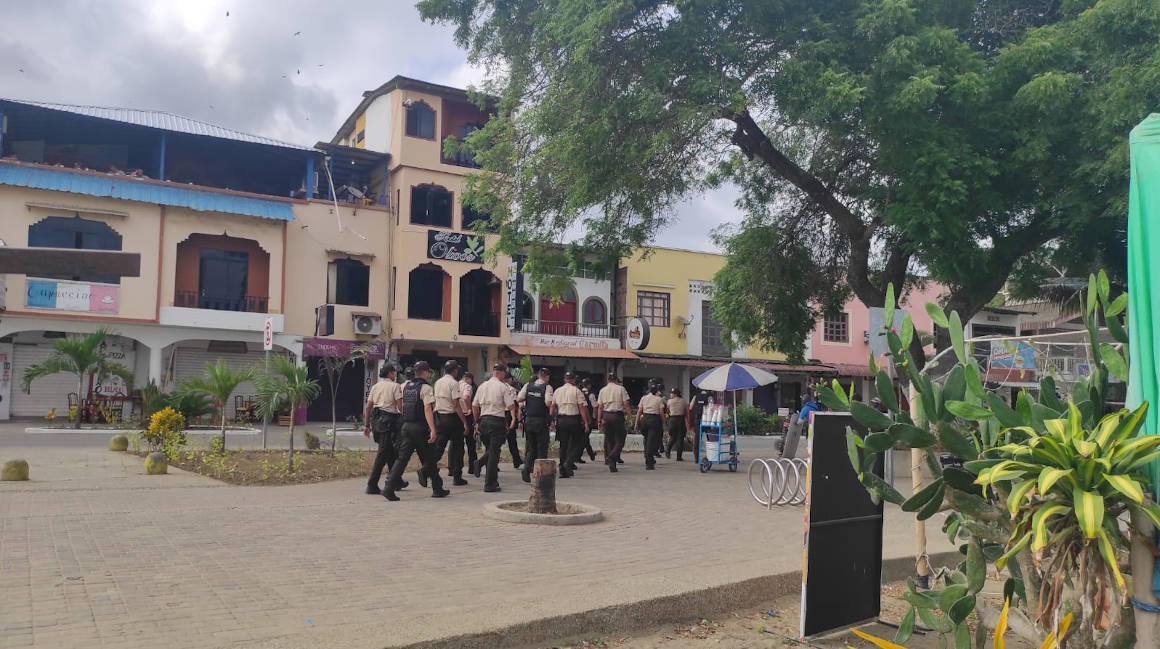 Miembros de la policía realizan controles en el malecón de Puerto López, al sur de Manabí