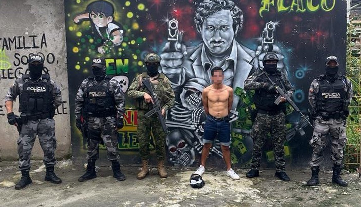 Policías y militares de Ecuador detienen a un sospechoso con armas y explosivos en Santo Domingo de los Tsáchilas.