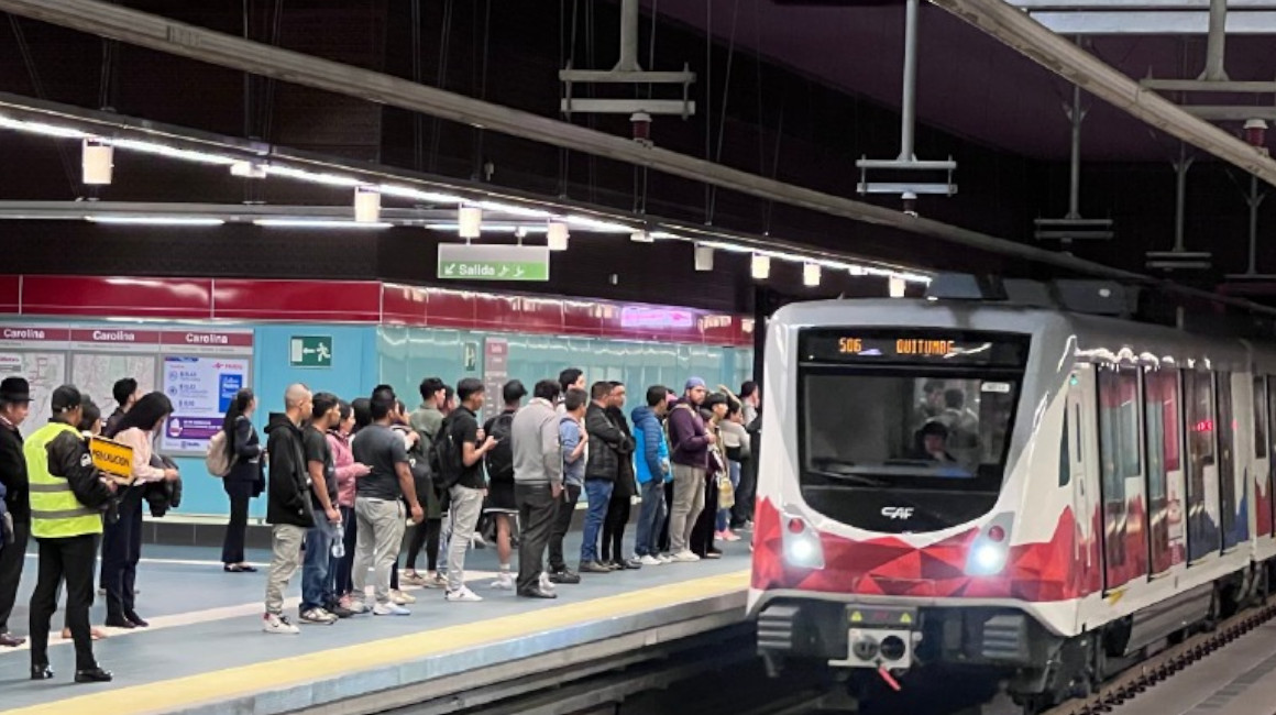 Usuarios esperando en una estación del Metro de Quito.