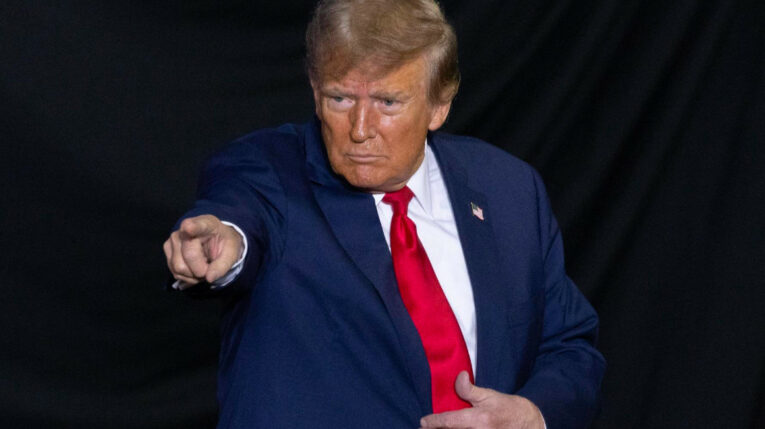 El expresidente estadounidense Donald J. Trump hace gestos al concluir un mitin de campaña en, New Hampshire, Estados Unidos, el 20 de enero de 2024.