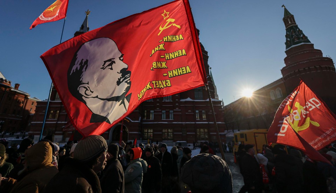 Comunistas rusos conmemoran el centenario de la muerte de Lenin, en Moscú.