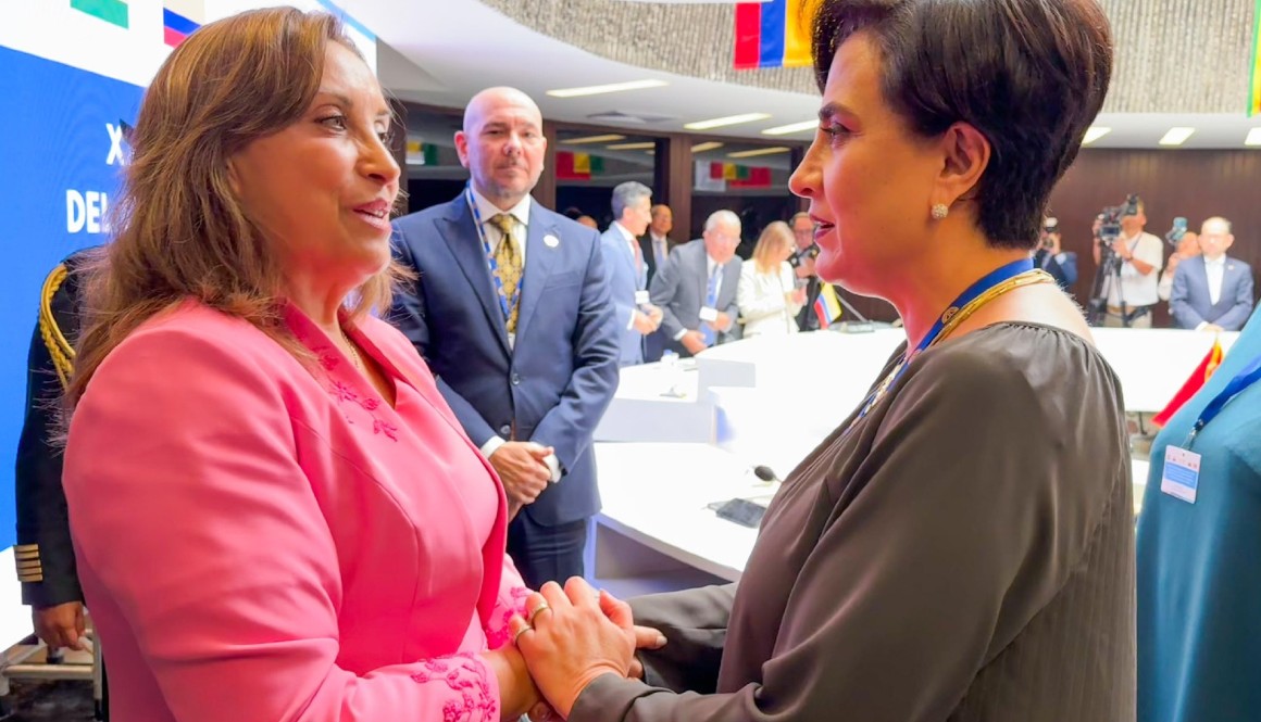 La presidenta de Perú, Dina Boluarte saluda con la canciller de Ecuador, Gabriela Sommerfeld.
