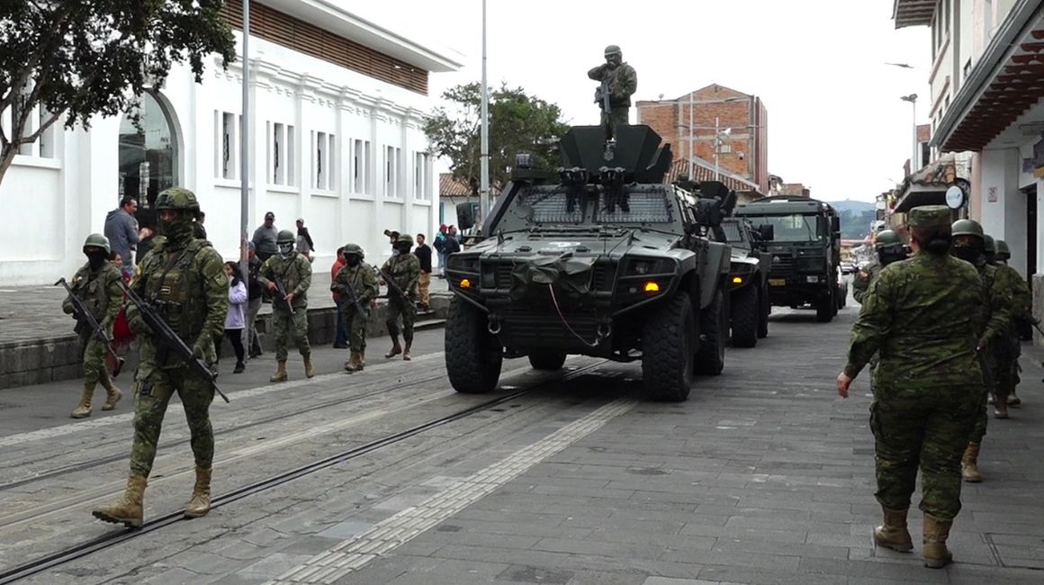 Militares realizan controles durante el estado de excepción en el centro de Cuenca, el 17 de enero de 2024.