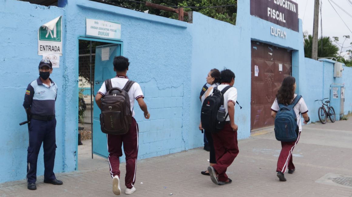 Estudiantes en los exteriores de un colegio de Durán, en Guayas, en septiembre de 2023.