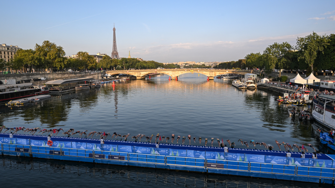 Atletas de triatlón compiten cerca de la Torre Eiffel, el 17 de agosto de 2023.