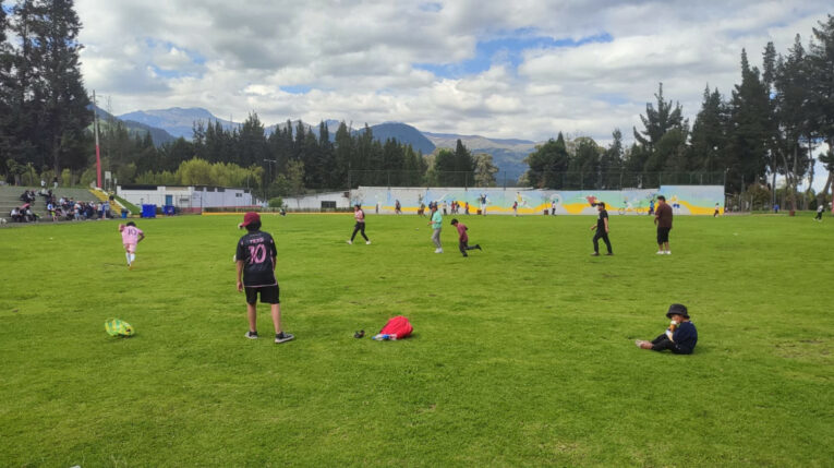 Personas juegan en un parque del sur de Quito, el 7 de enero de 2024.