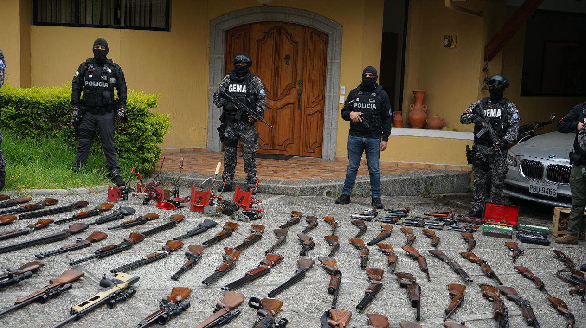 Agentes policiales incautaron más de 100 armas de fuego en una vivienda en Cumbayá, el 17 de enero de 2024.