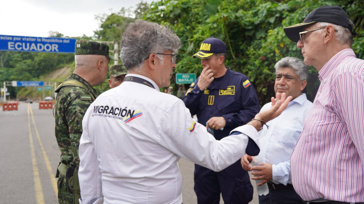 El Ministro de Defensa de Colombia y otras autoridades en la frontera de Mataje, el 22 de enero de 2024.