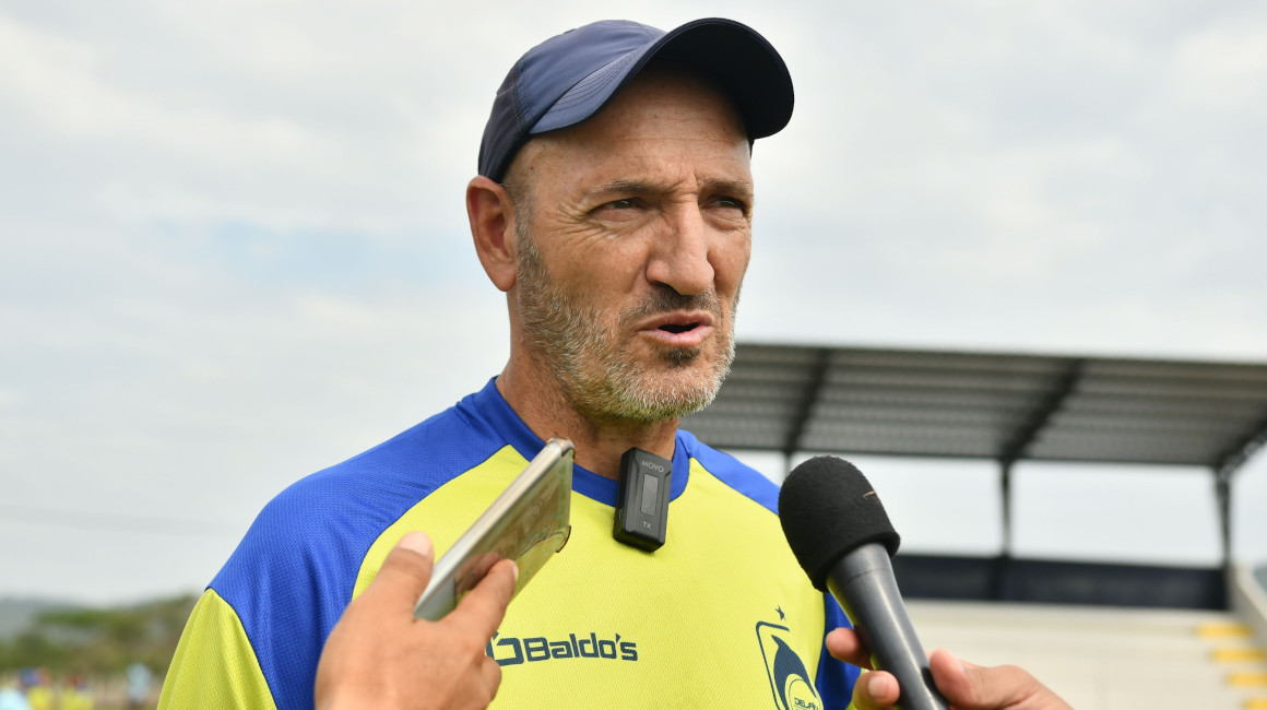 El director técnico del Delfín, Guillermo Duró, habla con la prensa el 7 de enero de 2024, tras el inicio de la pretemporada del club.