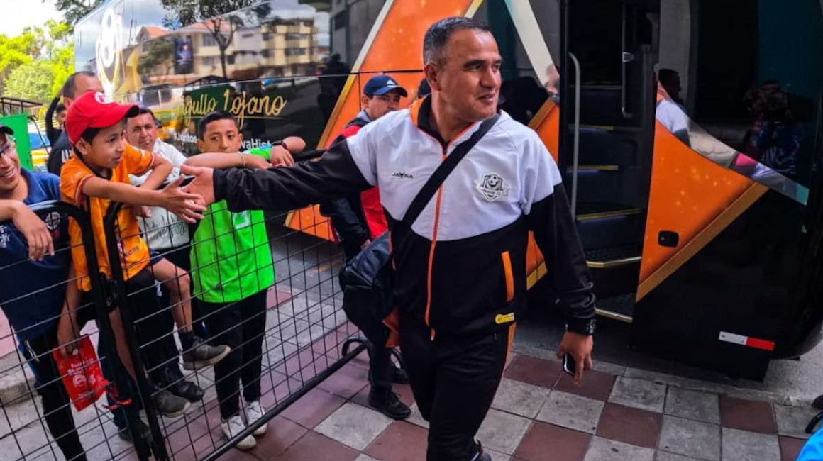 Geovanny Cumbicus, técnico de Libertad, llega al estadio Reina del Cisne el sábado 2 de diciembre de 2023 para el partido ante Cumbayá.