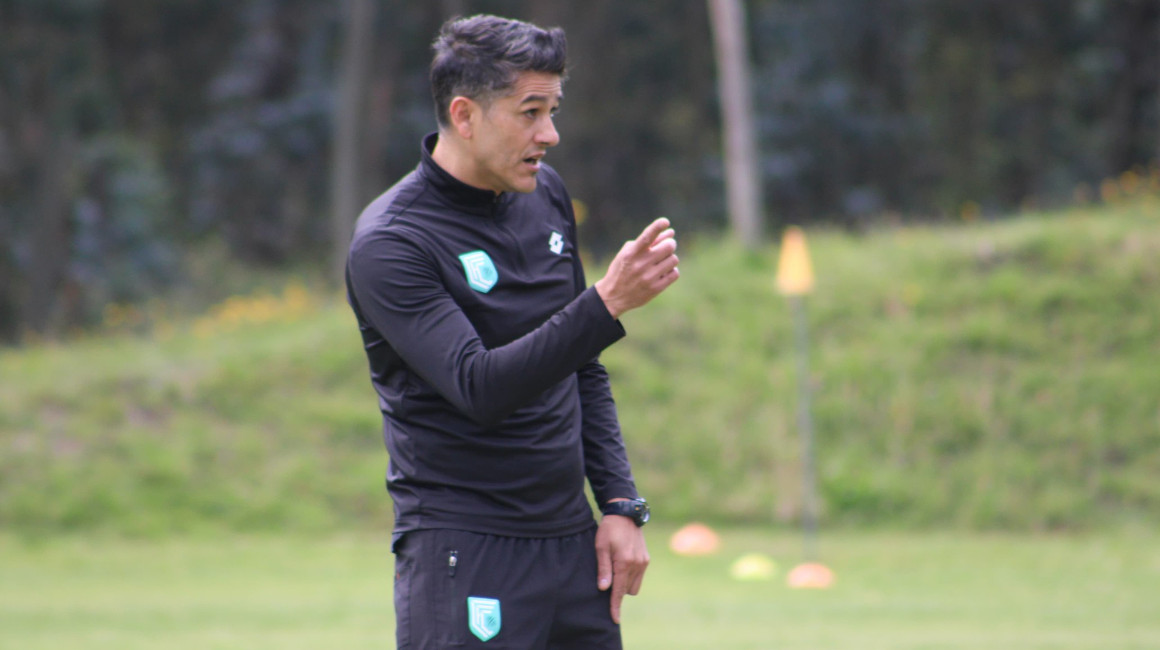 Norberto Araujo, director técnico de Cumbayá FC, durante una práctica con el primer equipo.