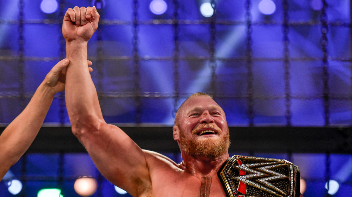Brock Lesnar es declarado campeón luego de la Cámara de Eliminación de la WWE, 19 de febrero de 2022.