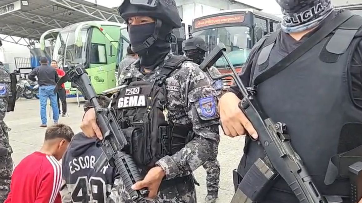 La Policía detuvo a dos presuntos terroristas en el distrito Nueva Prosperina, en Guayaquil, el 24 de enero de 2024.